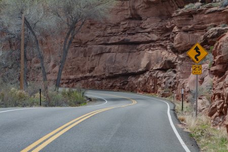 De weg kronkelt zich door allerlei smalle canyons